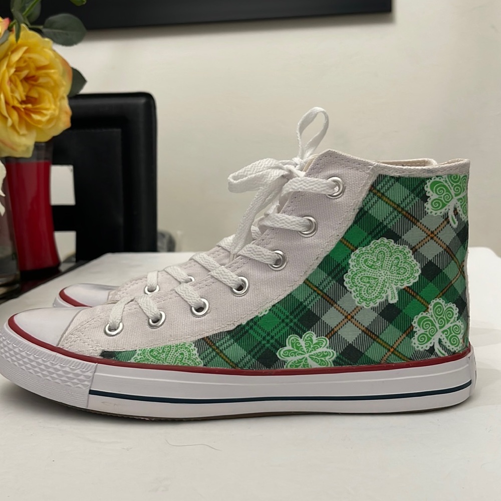 NWT St. Patrick’s Day Converse, Women Size 9